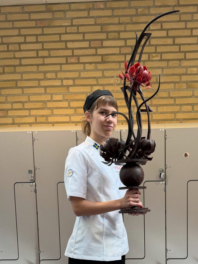 Eszter Kunszt med en skulptur i choklad
